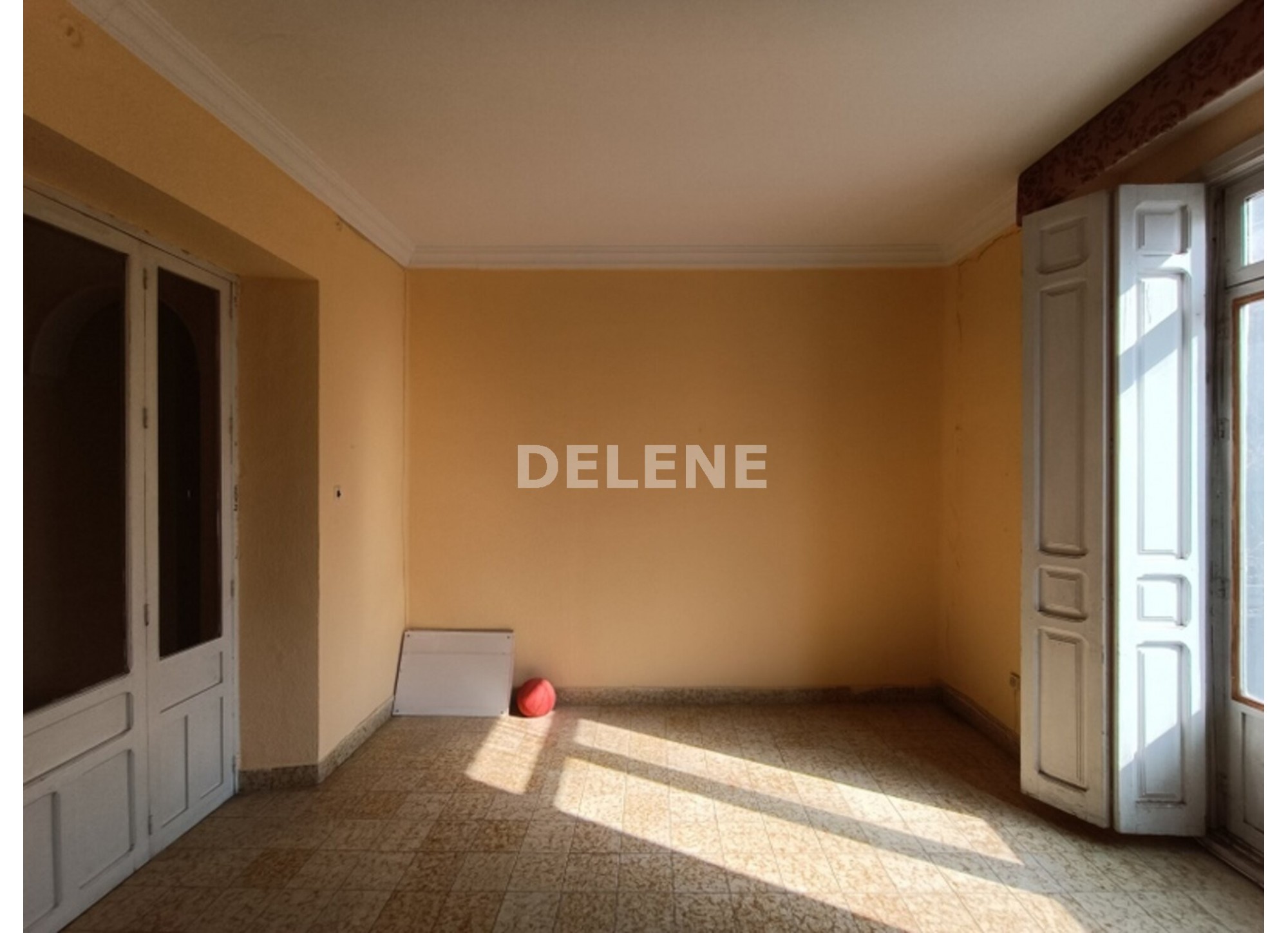 1730 PISO CON PATIO EN LA AVENIDA DE LA LIBERTAD