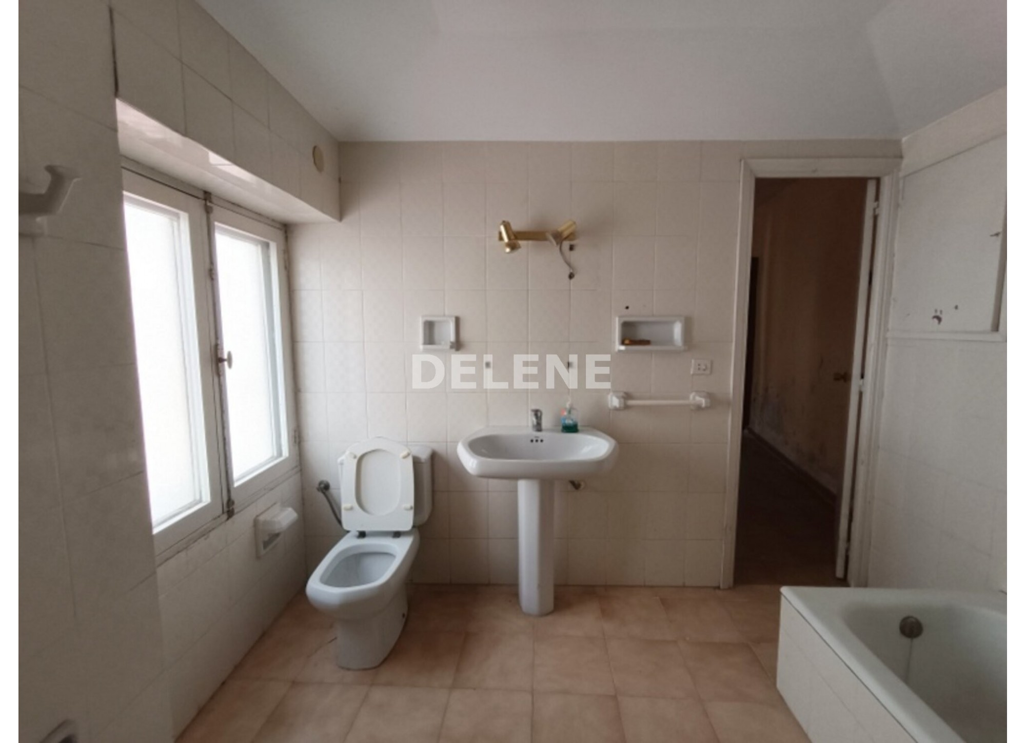 1730 PISO CON PATIO EN LA AVENIDA DE LA LIBERTAD