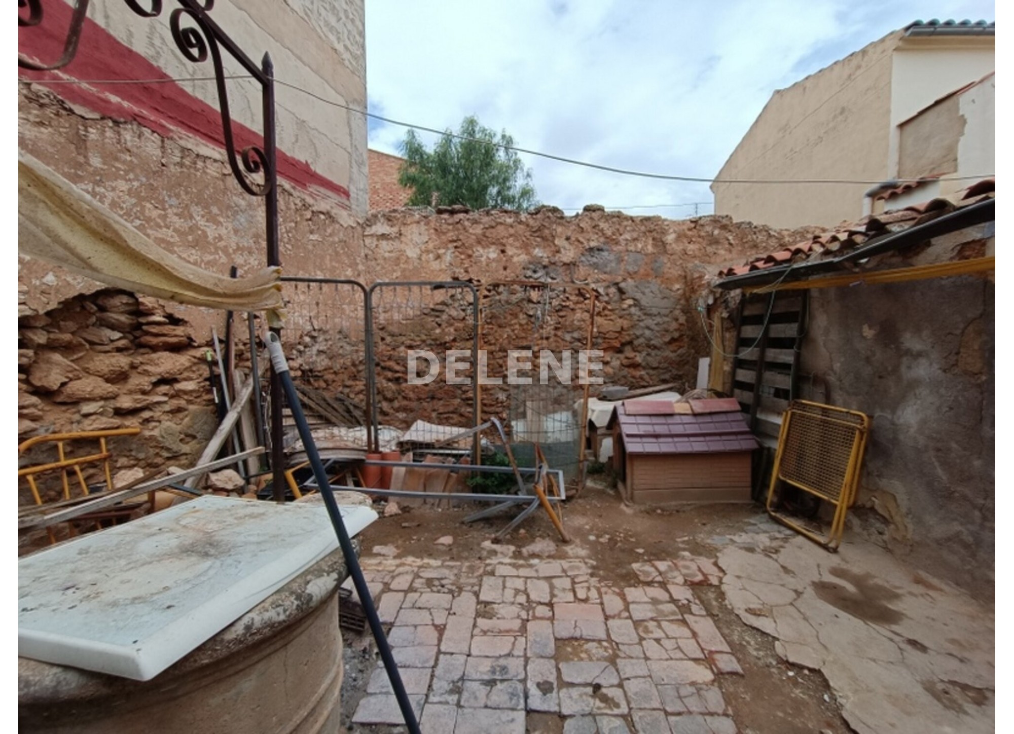 2928 CASA CON PATIO, ZONA ESTACIÓN