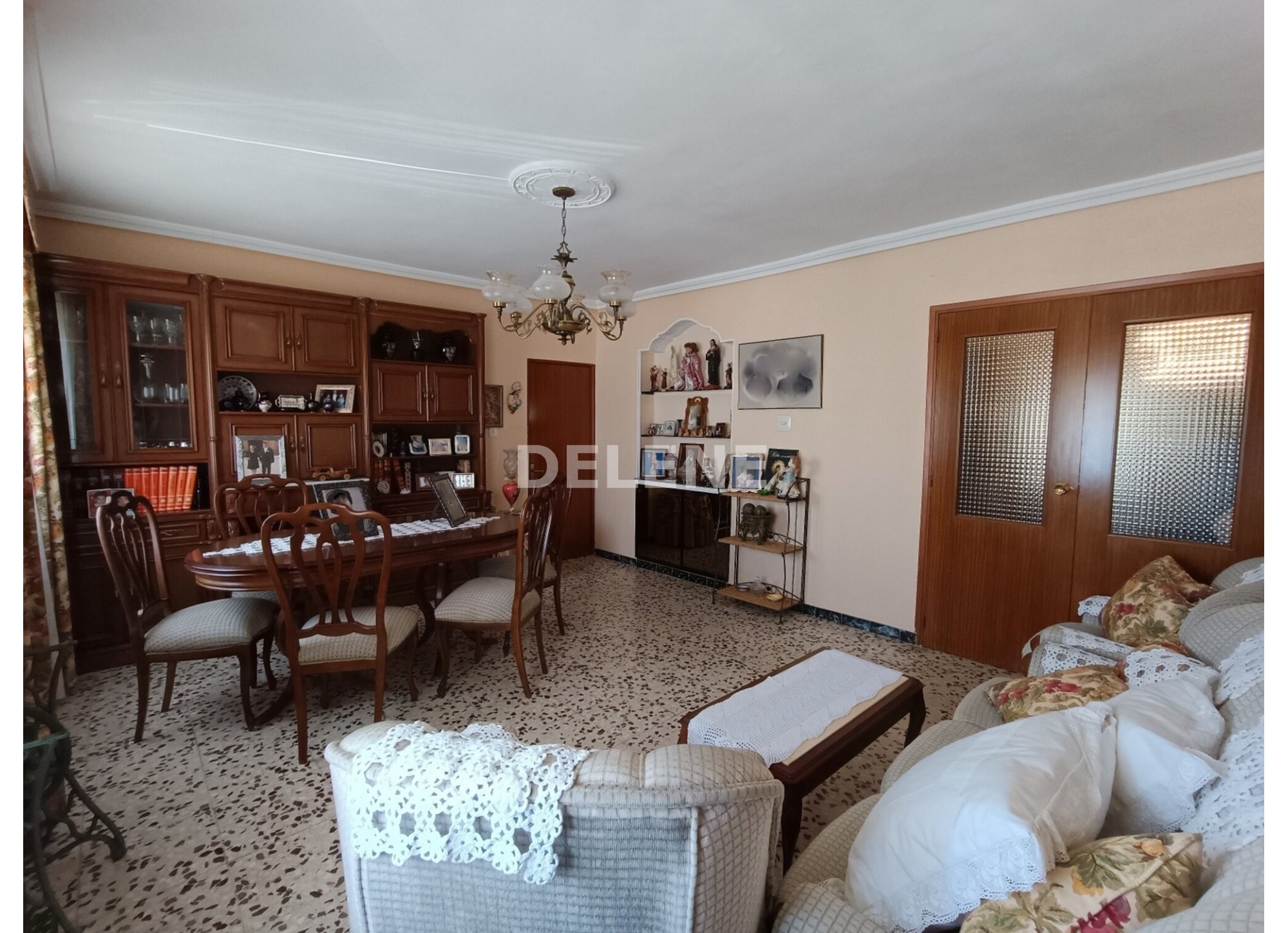 2971 CASA CON PATIO Y GARAJE