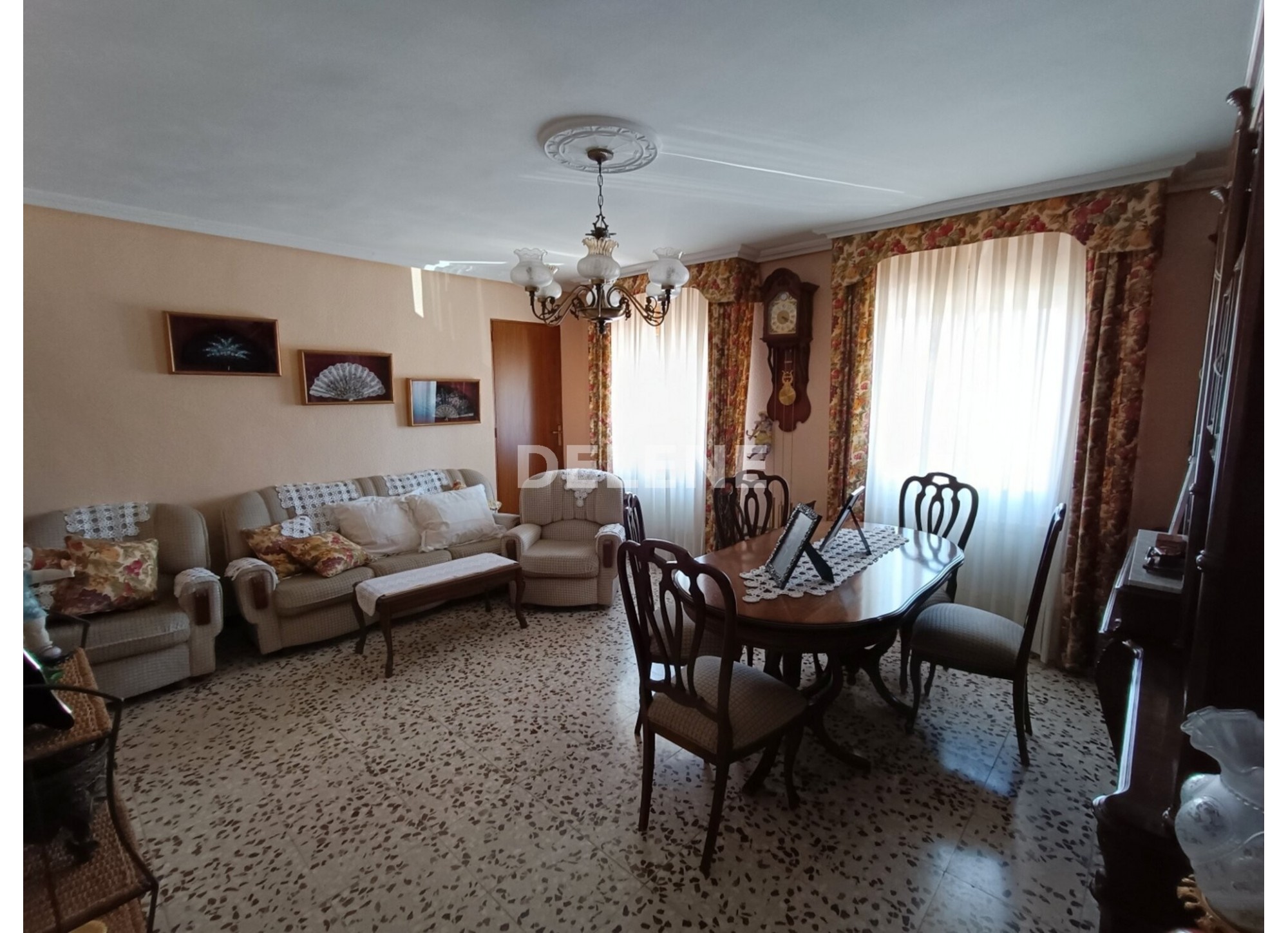 2971 CASA CON PATIO Y GARAJE