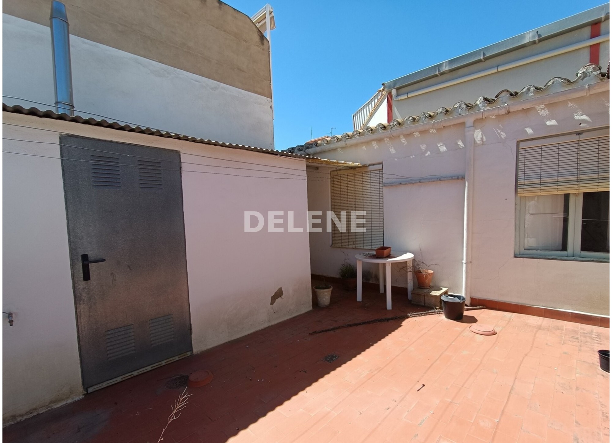 2971 CASA CON PATIO Y GARAJE