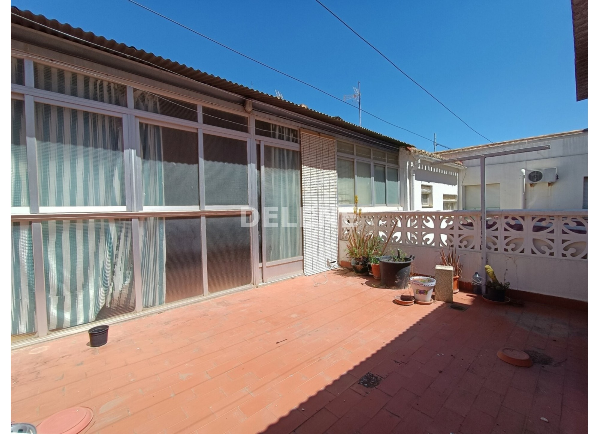 2971 CASA CON PATIO Y GARAJE