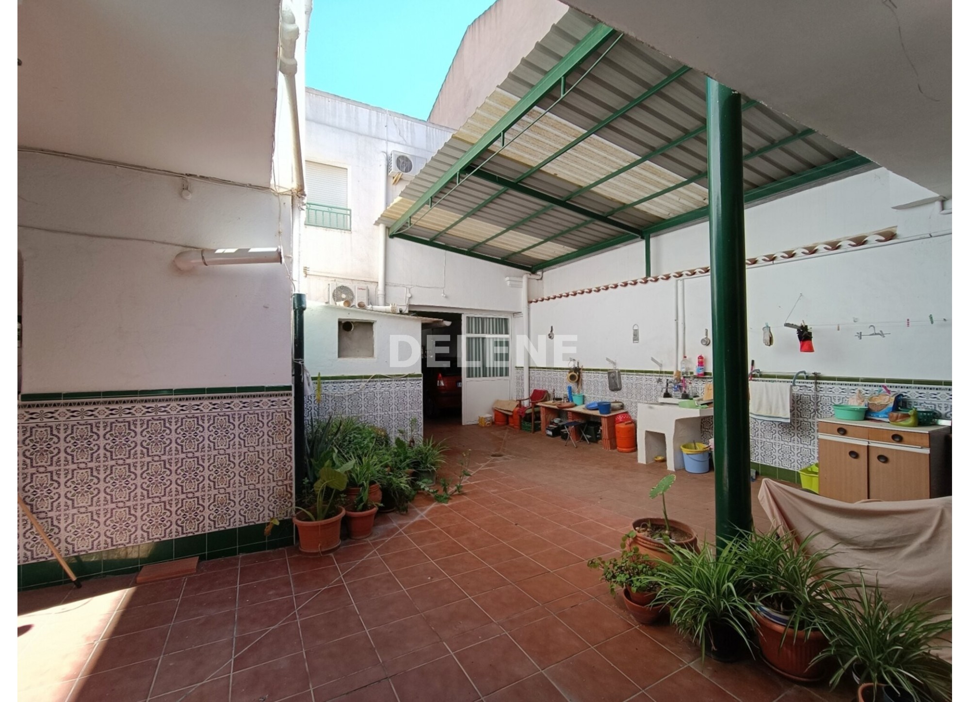 2971 CASA CON PATIO Y GARAJE