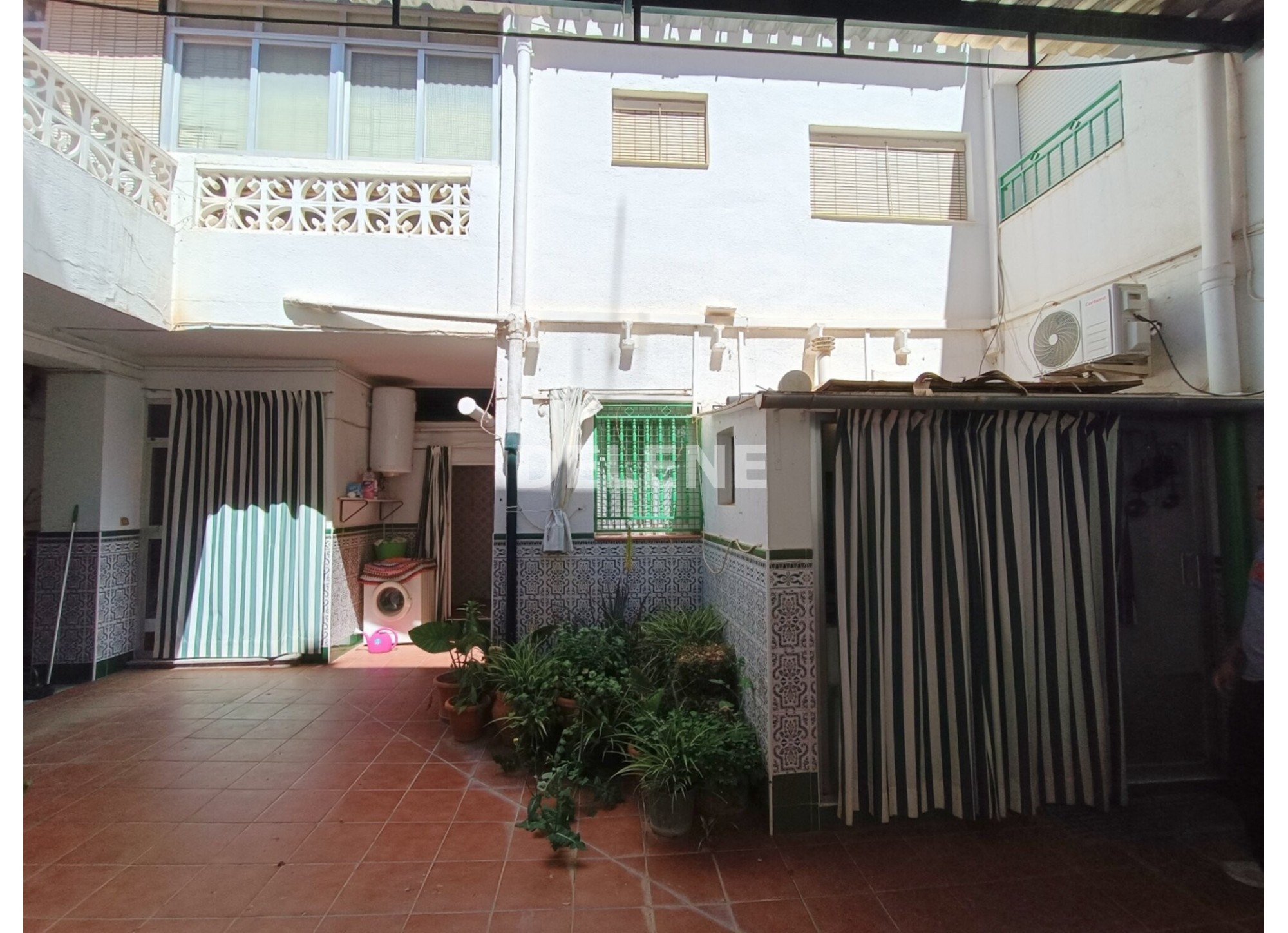 2971 CASA CON PATIO Y GARAJE