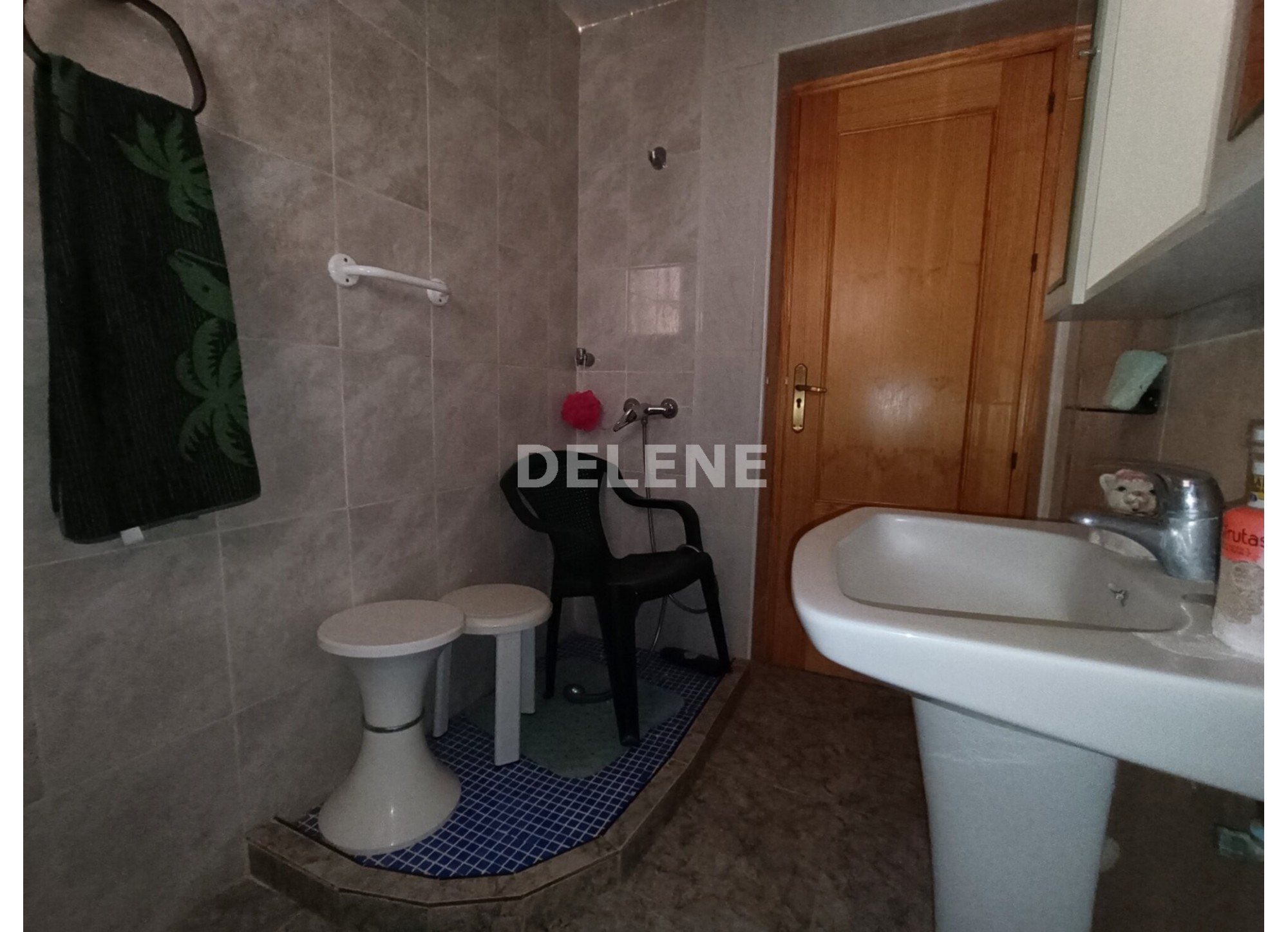 2978 CASA CON PATIO Y NAVE