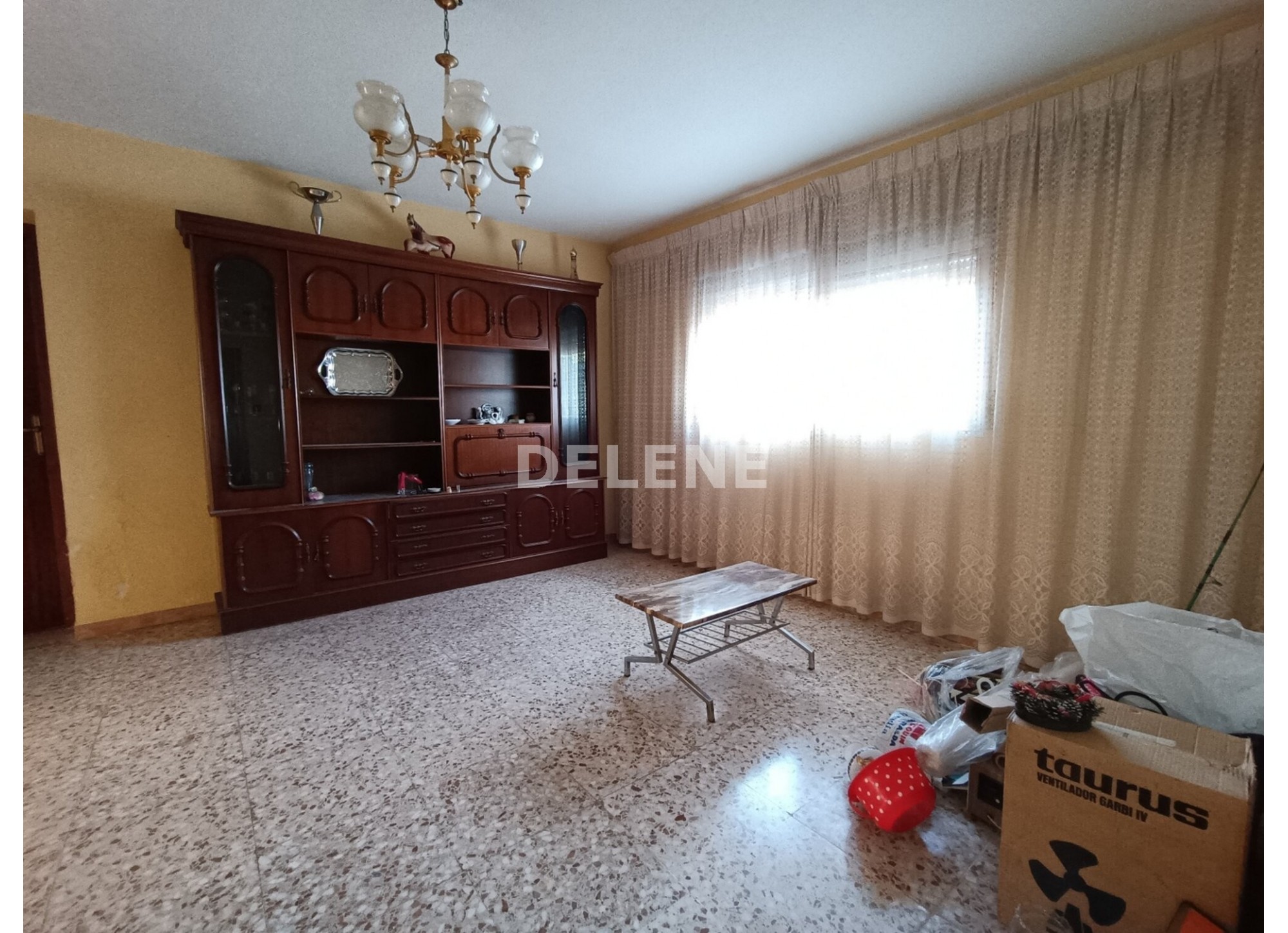 2978 CASA CON PATIO Y NAVE