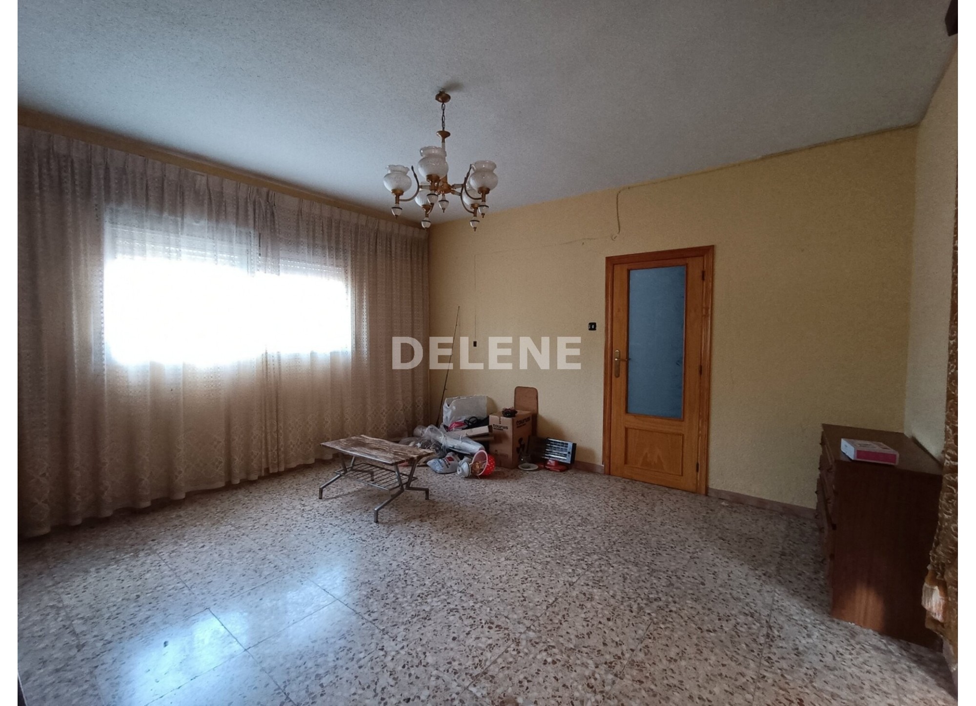 2978 CASA CON PATIO Y NAVE
