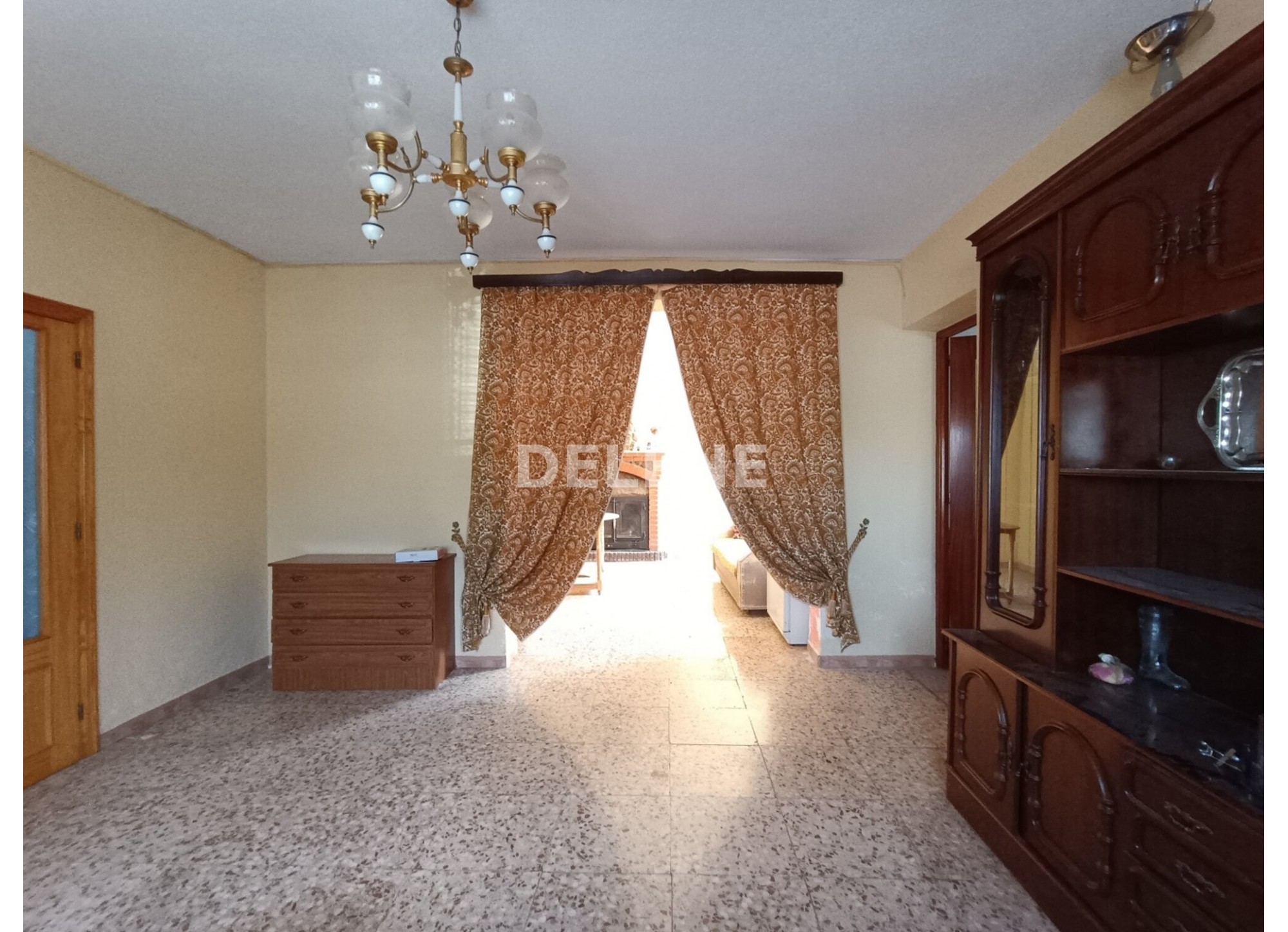 2978 CASA CON PATIO Y NAVE