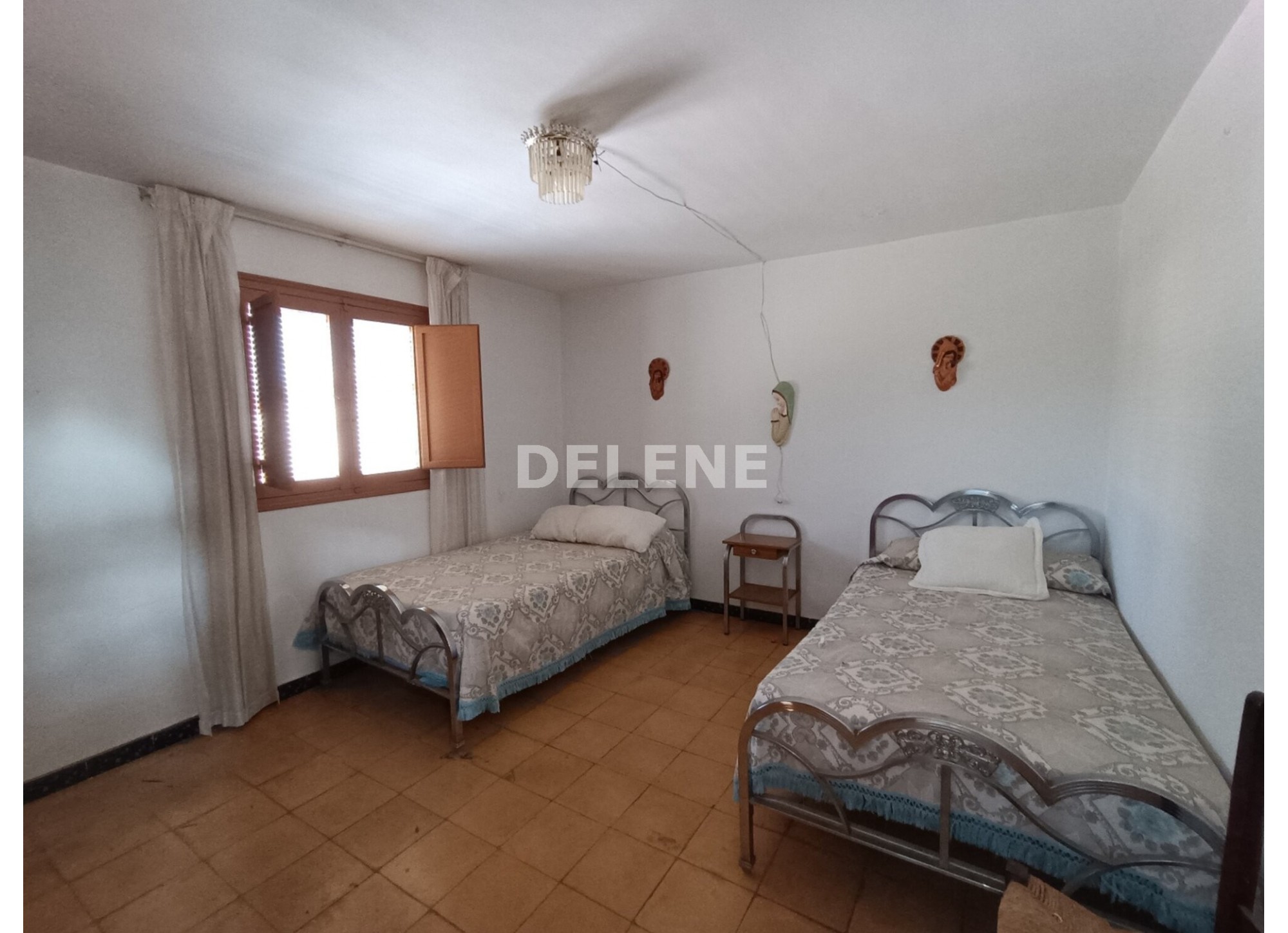 2978 CASA CON PATIO Y NAVE