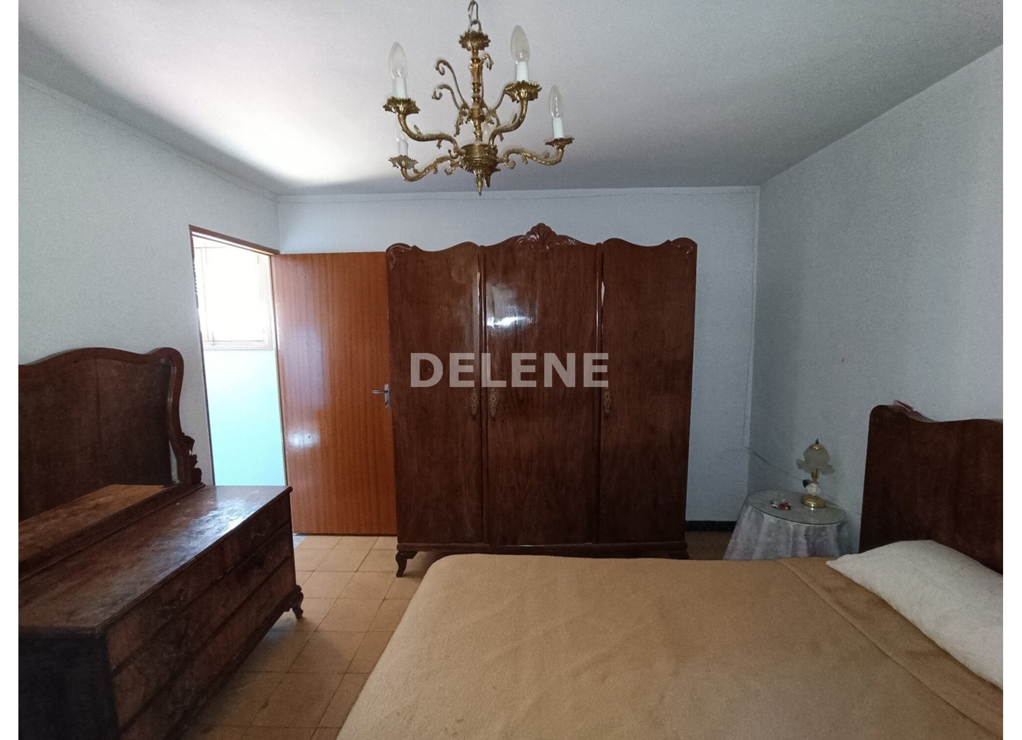 2978 CASA CON PATIO Y NAVE