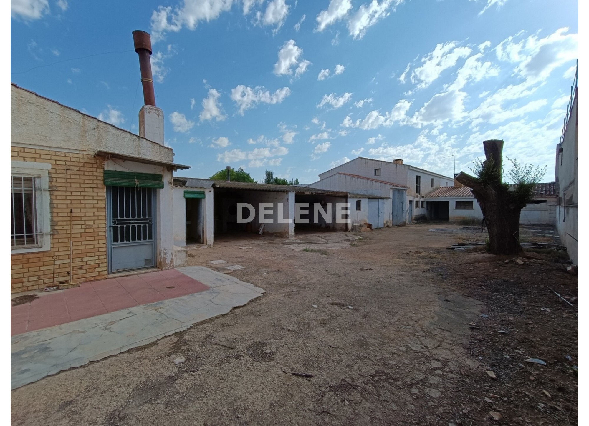 2978 CASA CON PATIO Y NAVE