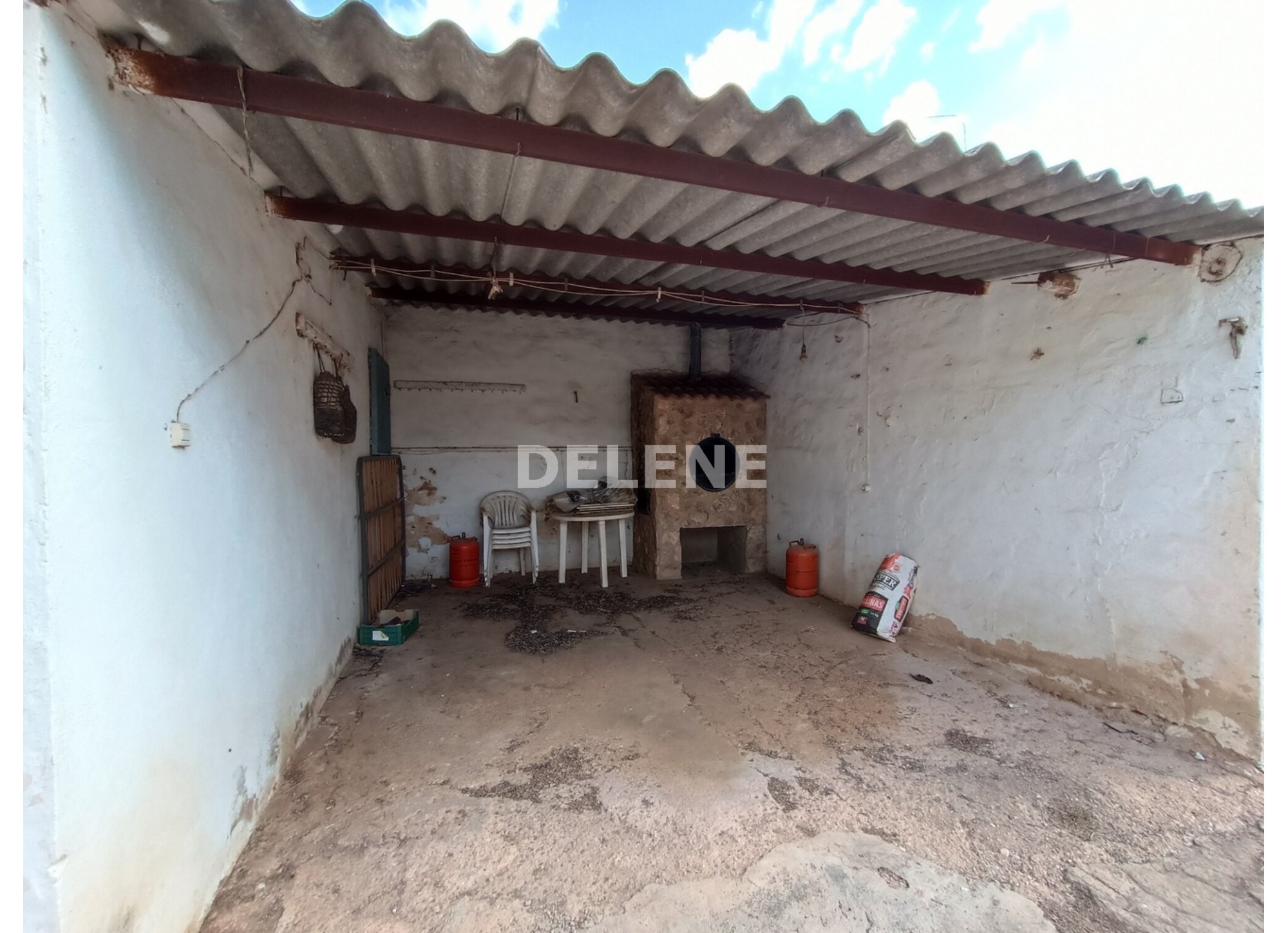 2978 CASA CON PATIO Y NAVE