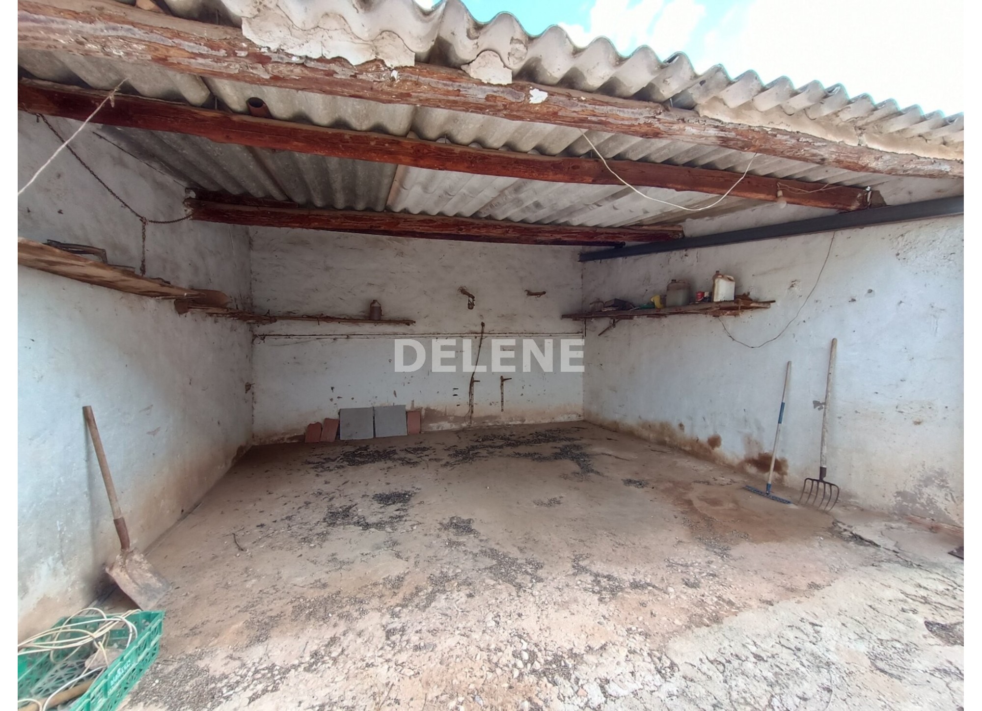 2978 CASA CON PATIO Y NAVE