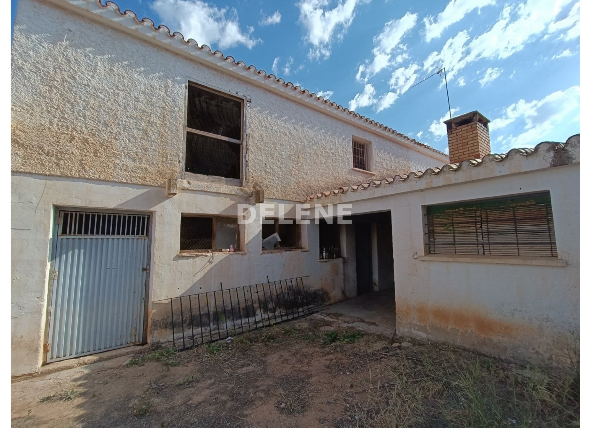 2978 CASA CON PATIO Y NAVE