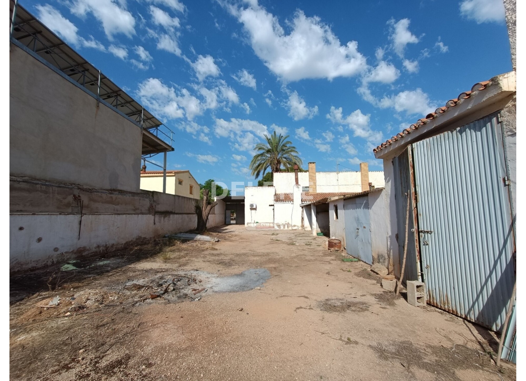 2978 CASA CON PATIO Y NAVE