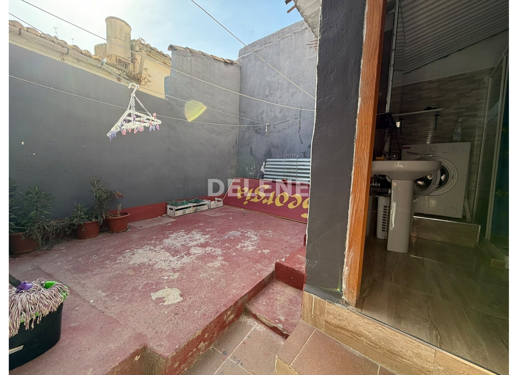 2813 CASA CON PATIO ZONA PLAZA DEL MERCADO