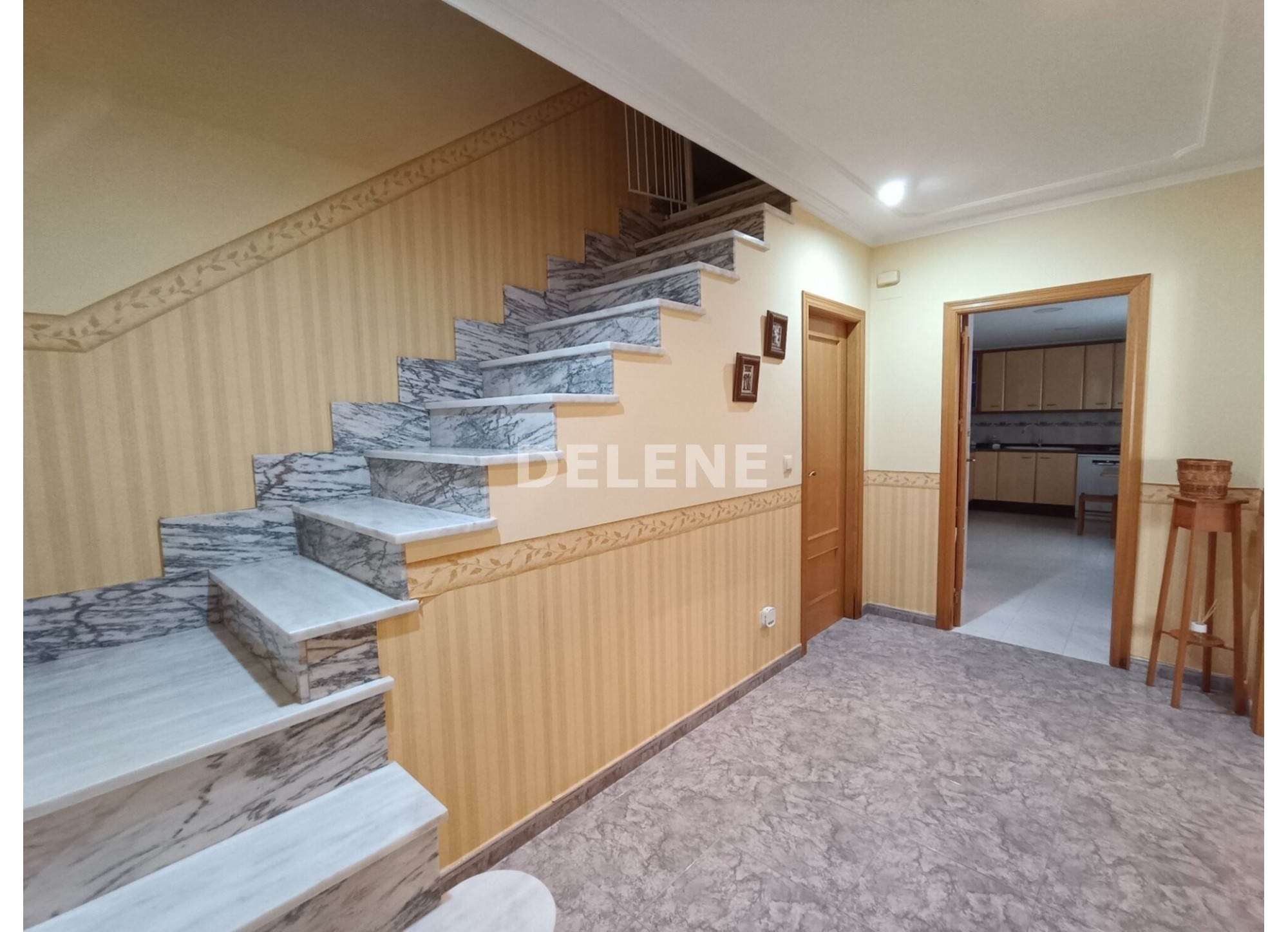 CASA CON PATIO Y TERRAZA, BARRIO DEL PINO