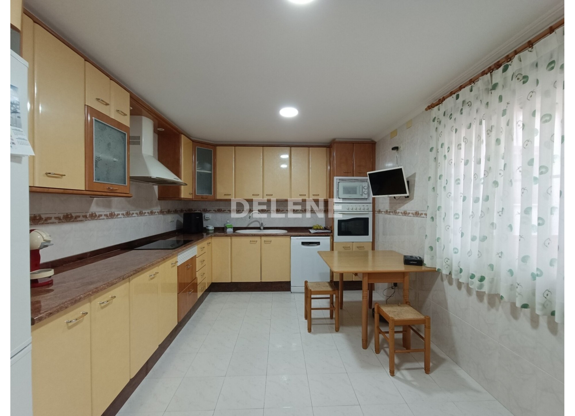 CASA CON PATIO Y TERRAZA, BARRIO DEL PINO