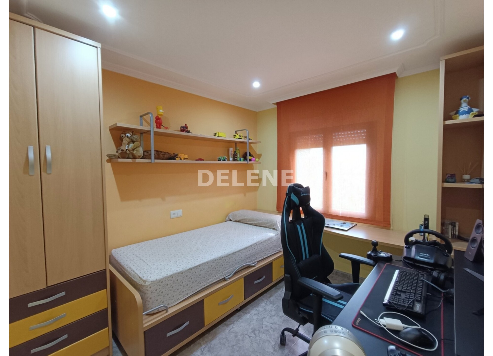 CASA CON PATIO Y TERRAZA, BARRIO DEL PINO