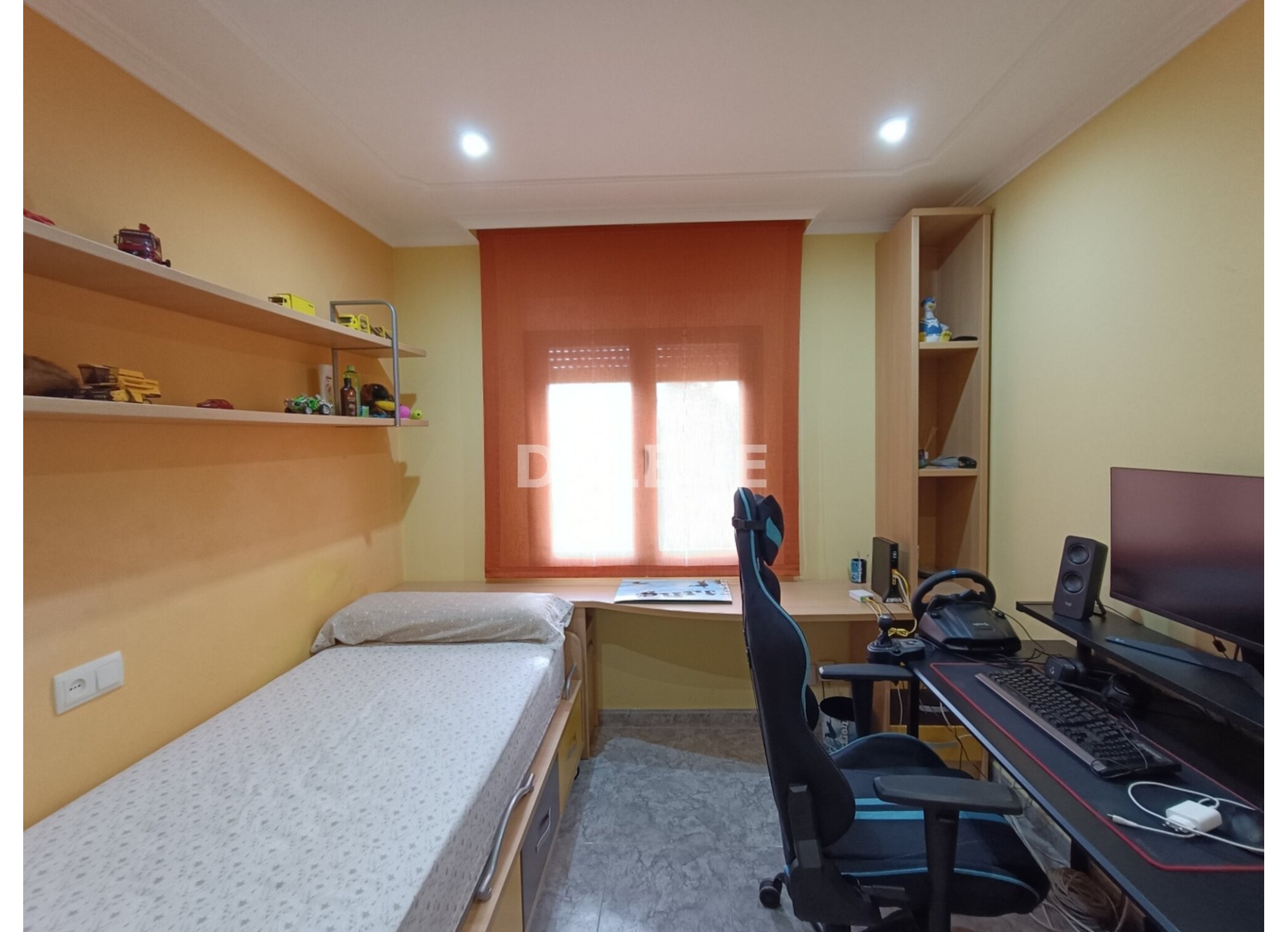 CASA CON PATIO Y TERRAZA, BARRIO DEL PINO