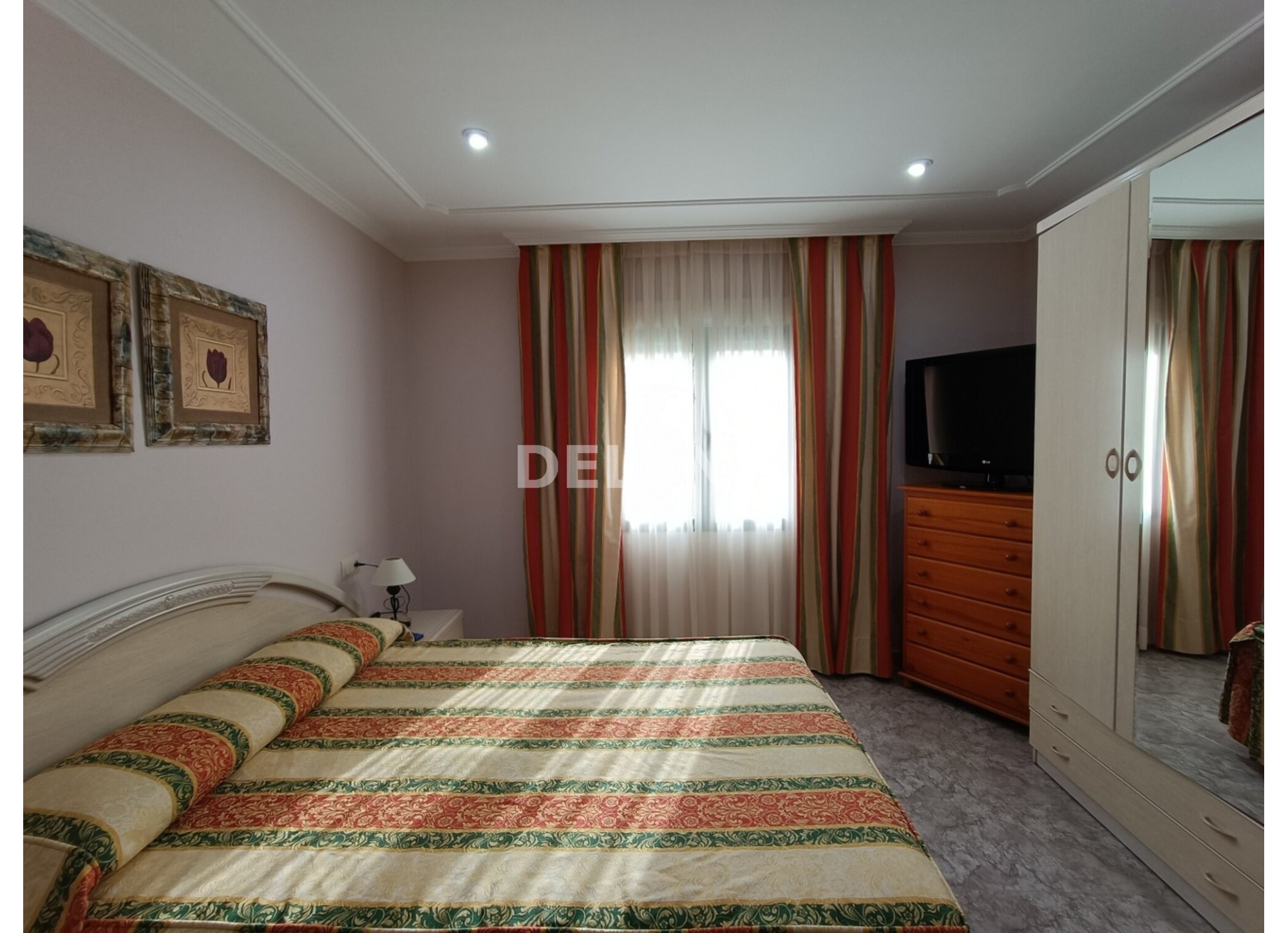 CASA CON PATIO Y TERRAZA, BARRIO DEL PINO