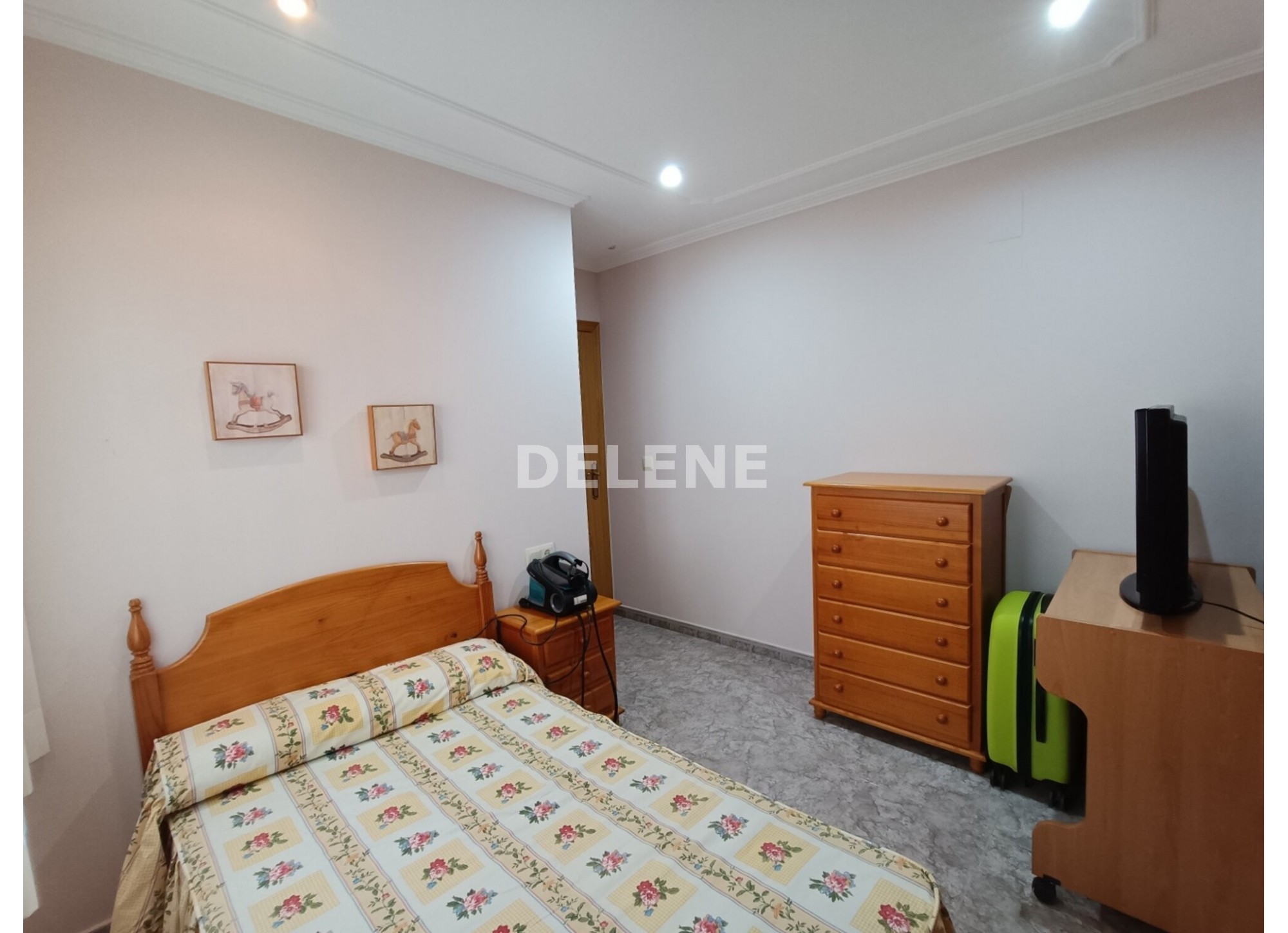 CASA CON PATIO Y TERRAZA, BARRIO DEL PINO