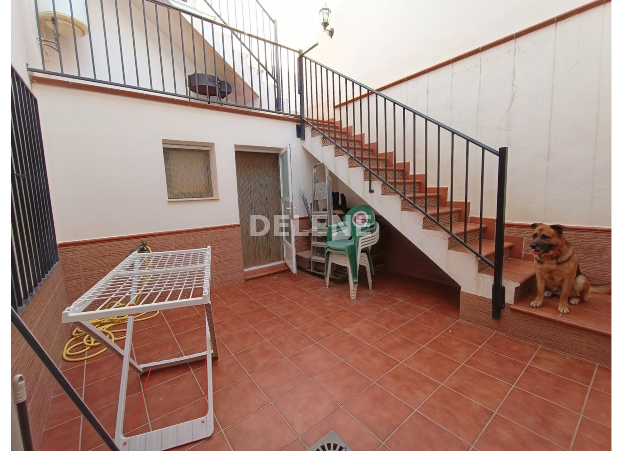 CASA CON PATIO Y TERRAZA, BARRIO DEL PINO