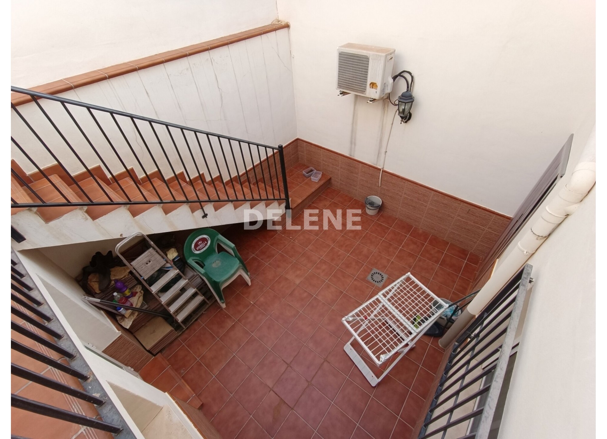 CASA CON PATIO Y TERRAZA, BARRIO DEL PINO