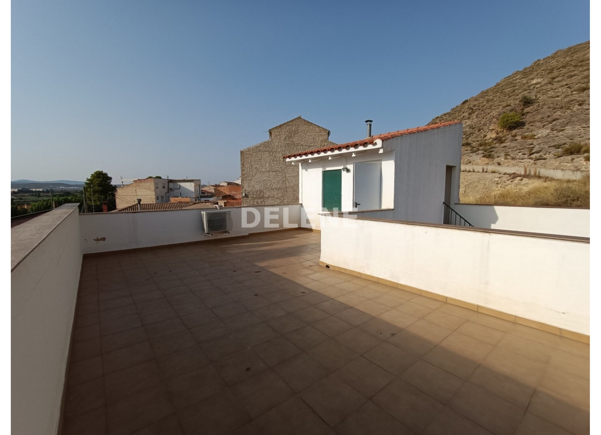 CASA CON PATIO Y TERRAZA, BARRIO DEL PINO