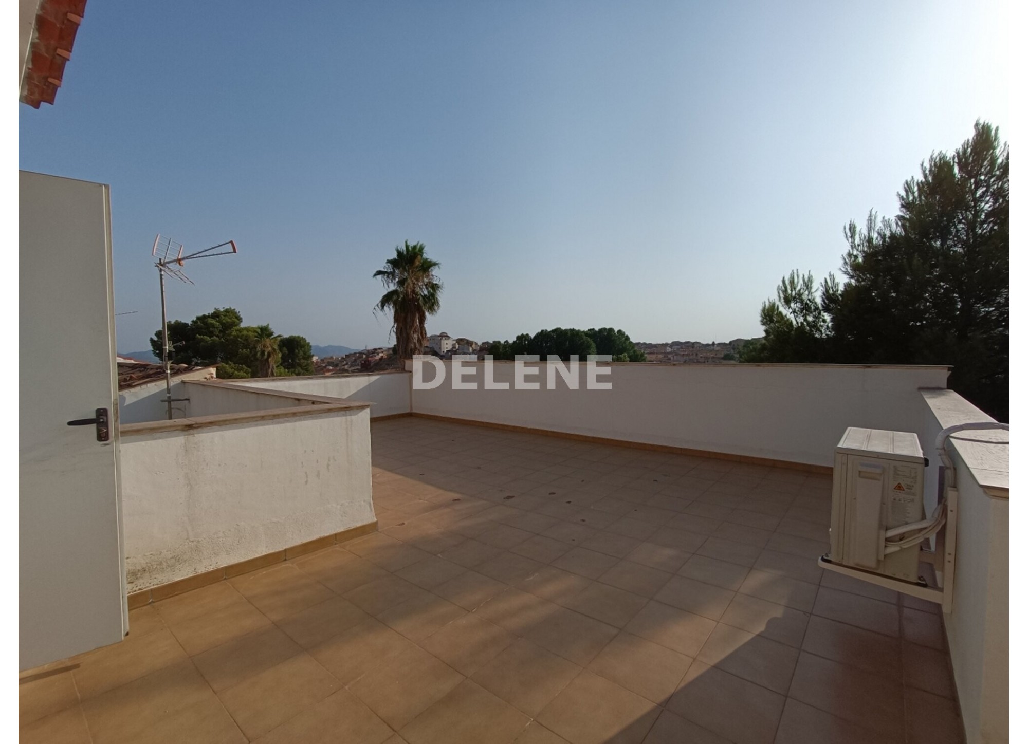 CASA CON PATIO Y TERRAZA, BARRIO DEL PINO