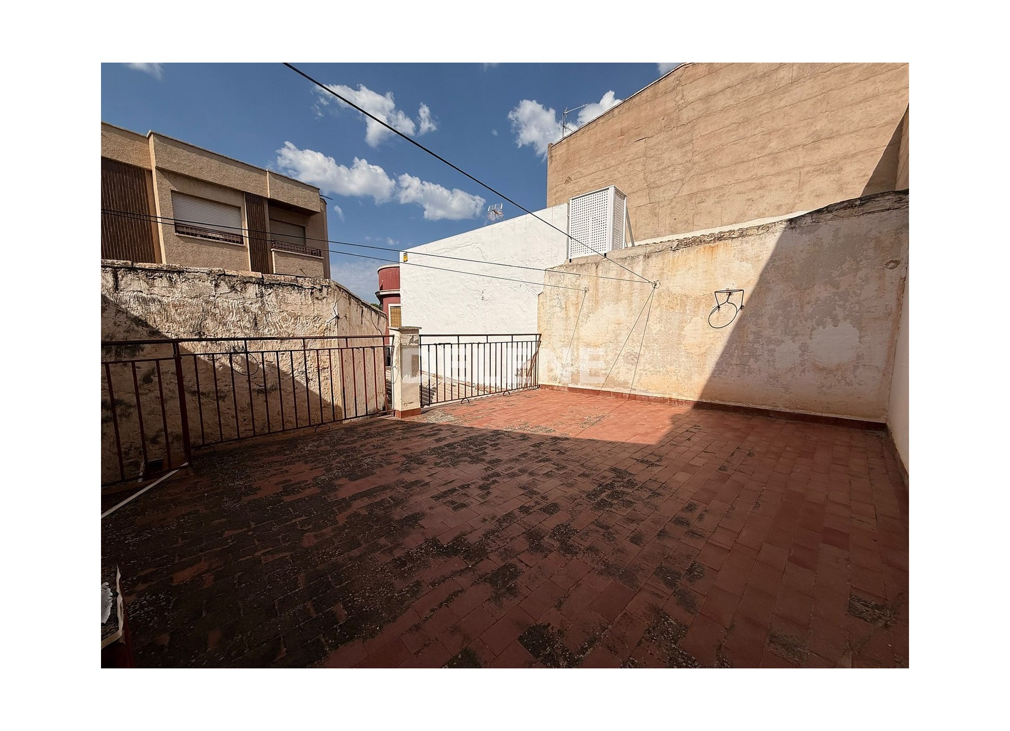 3027 CASA CON LOCAL ZONA CRUZ DE LOS CAIDOS