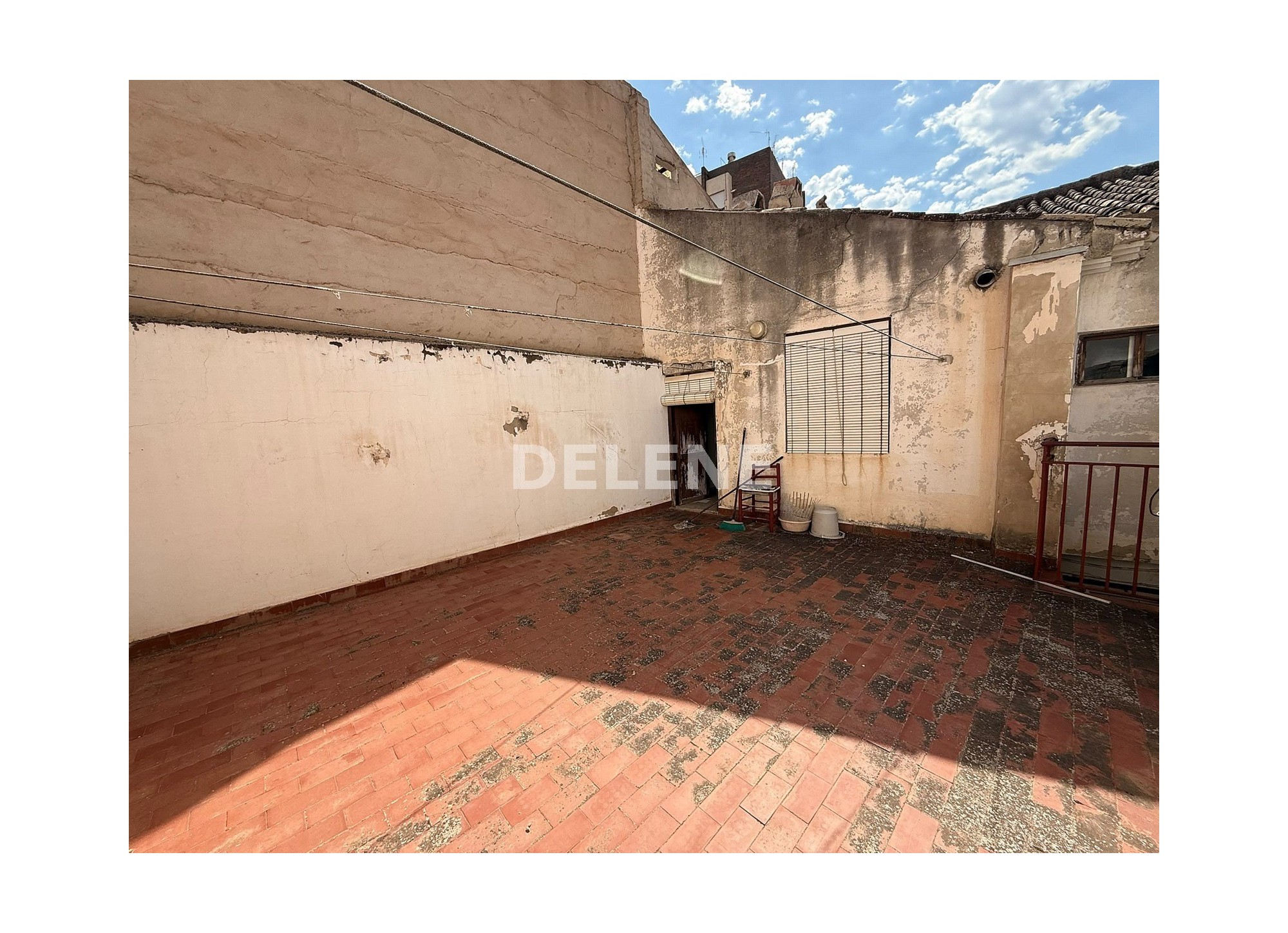 3027 CASA CON LOCAL ZONA CRUZ DE LOS CAIDOS