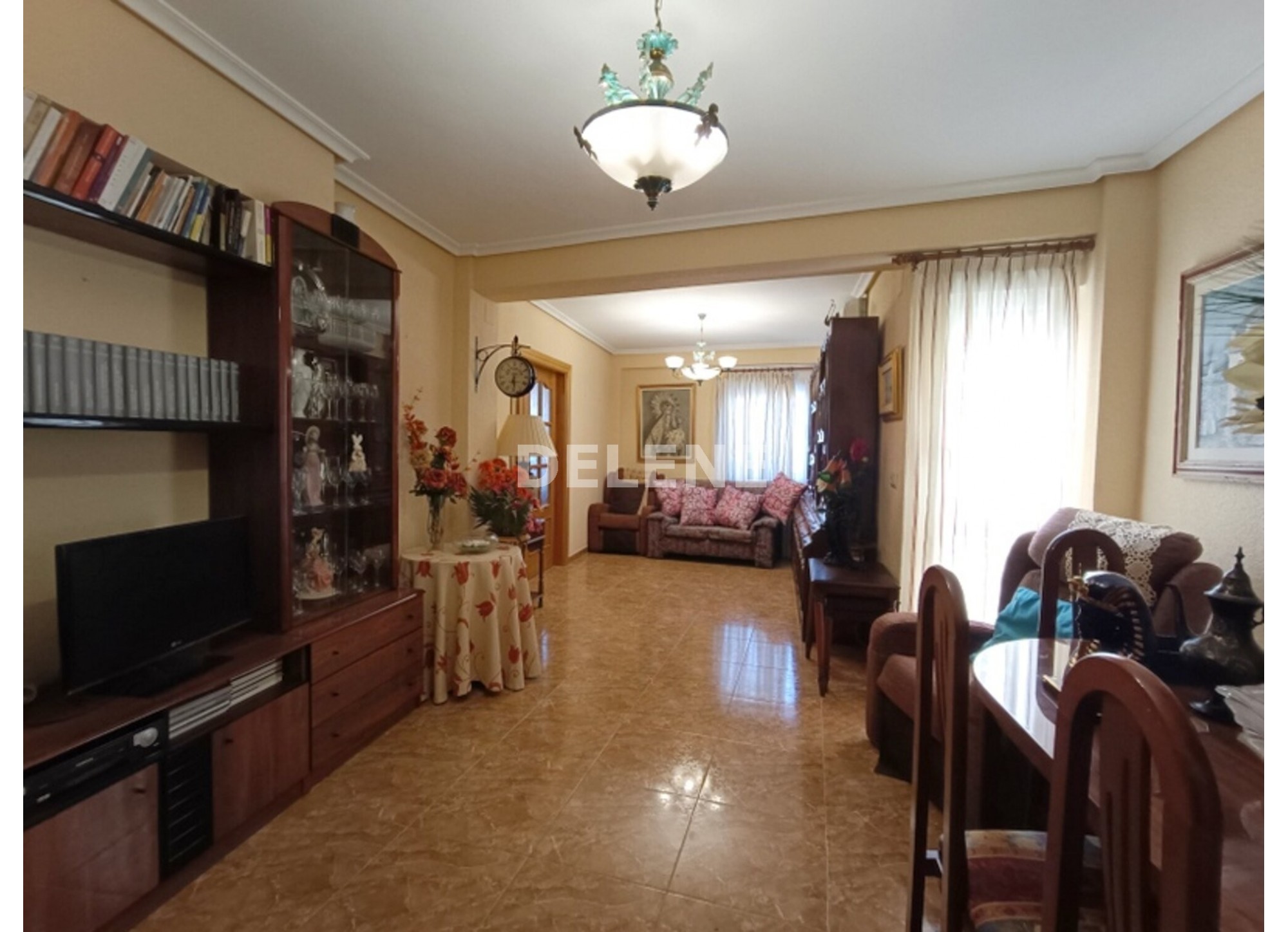 3038 CASA DE DOS PLANTAS CON TERRAZA, ZONA MERCADO DE ABASTOS
