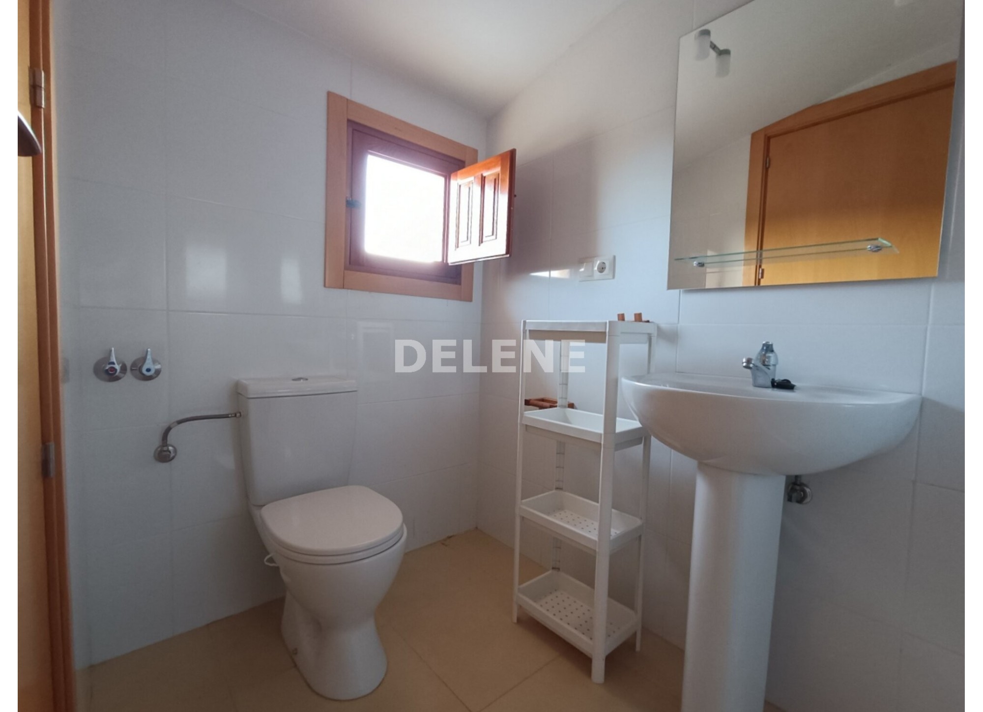 3050 CASA CON PISCINA EN ISSO