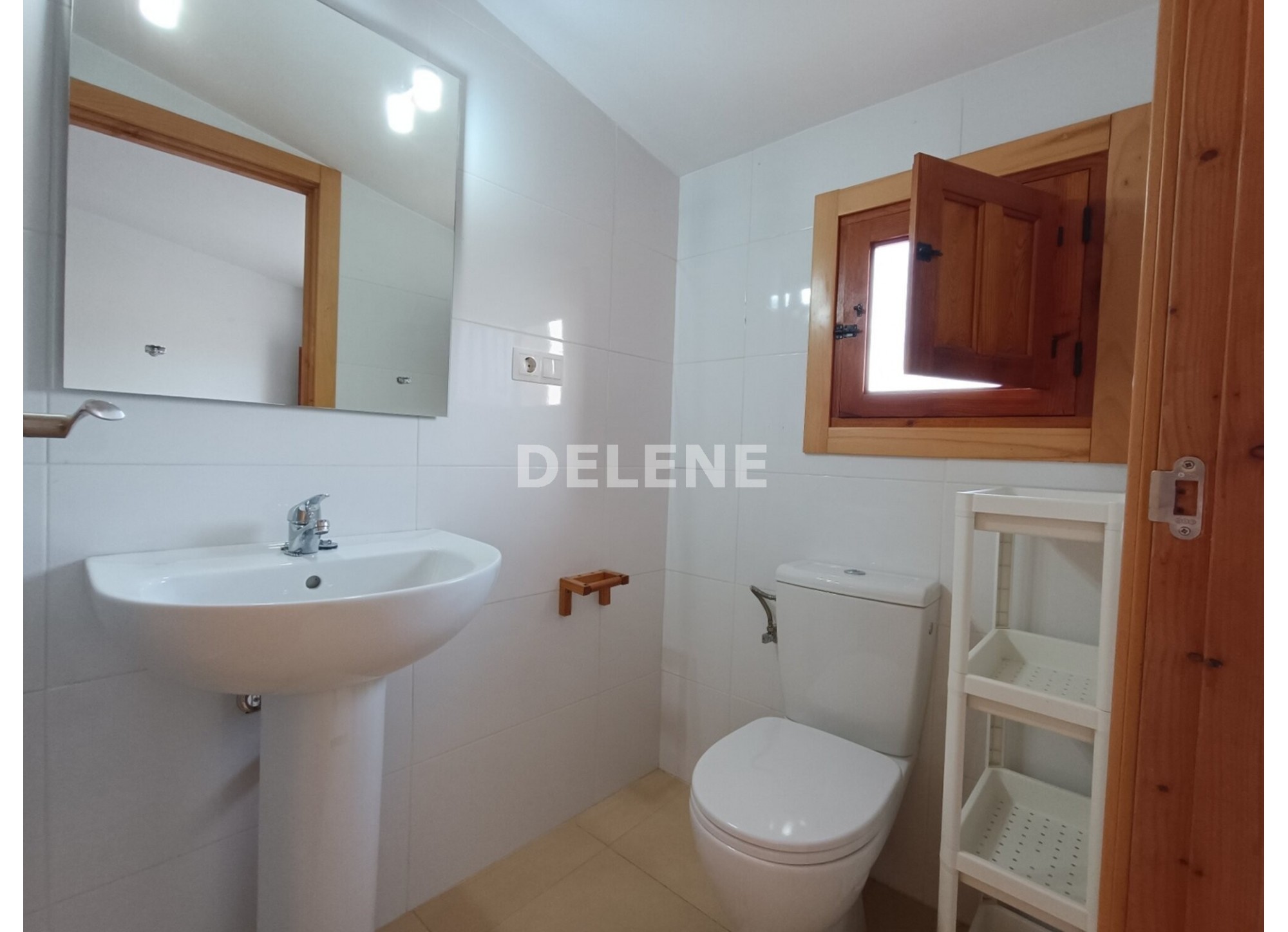 3050 CASA CON PISCINA EN ISSO