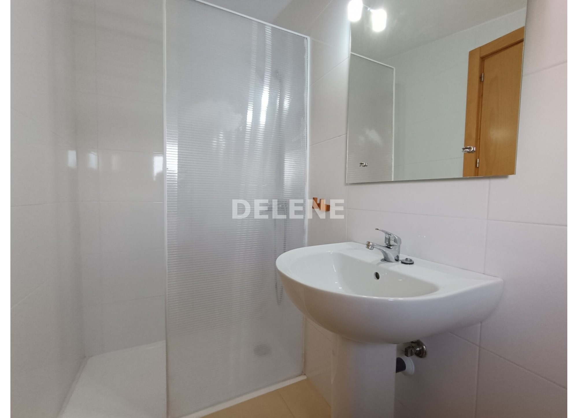 3050 CASA CON PISCINA EN ISSO