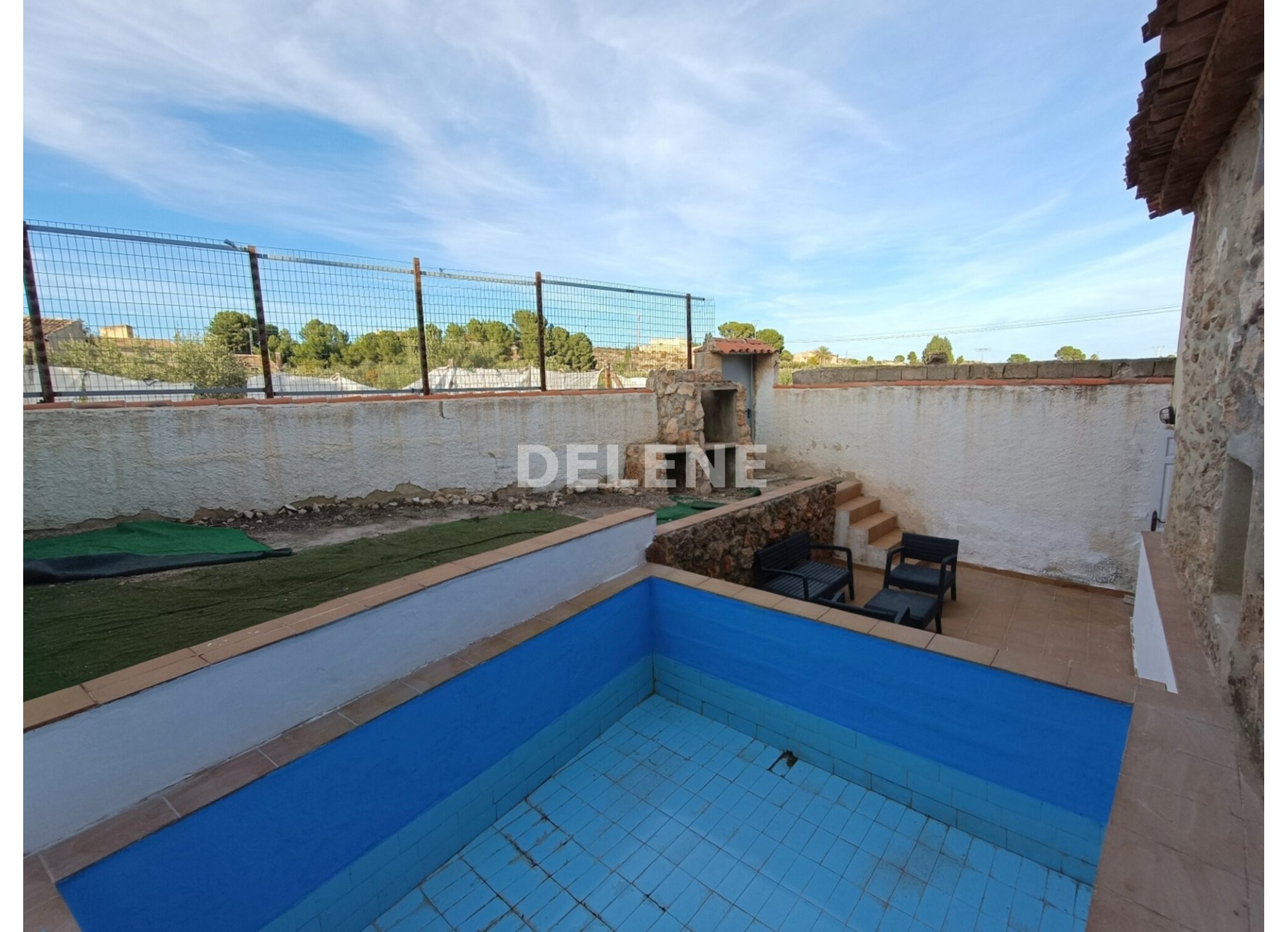 3050 CASA CON PISCINA EN ISSO