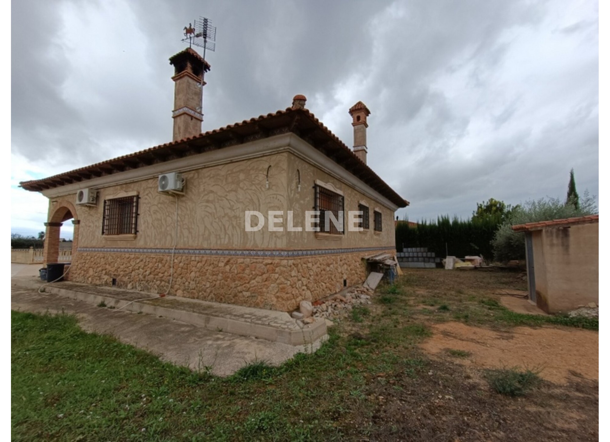 3051 CASA DE CAMPO CON PISCINA, TERRENO Y CUADRAS, ZONA LOMA DEL GALLEGO